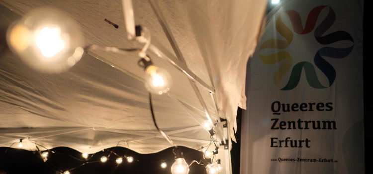 Bild bei Nacht, im Hintergrund Queeres Zentrum Erfurt Beachflag, im Vordergrund weißes Partyzelt mit Lichterkette